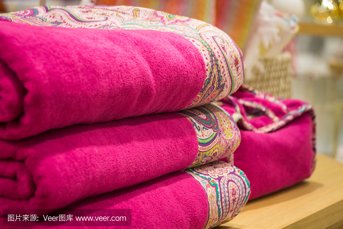 一堆明亮的毛巾和原始的装饰。纺织。浴室配件。